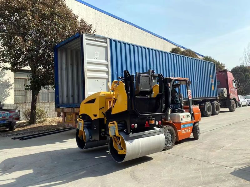 奔马小型压路机出口发货中